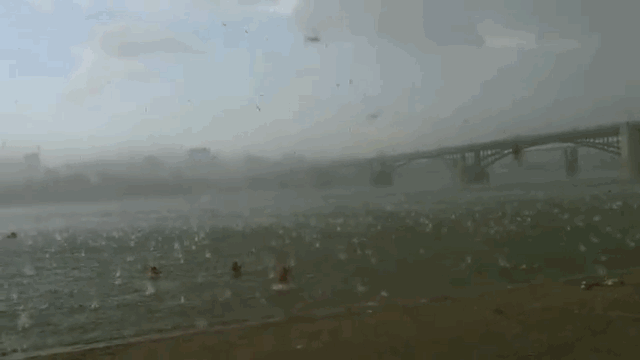 Gradobicie podczas letniego wypoczynku nad wodą